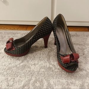 Awesome vintage polka dot pumps with open toe and a bow by Madden Girl size 8.5